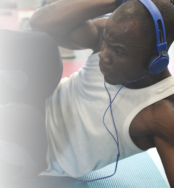 man doing multiplanar crunches with blue headphones on